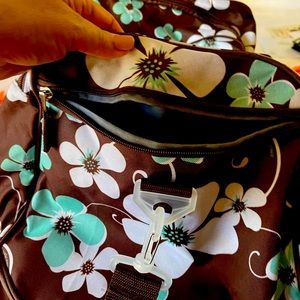 A floral flower print duffel bag -New
